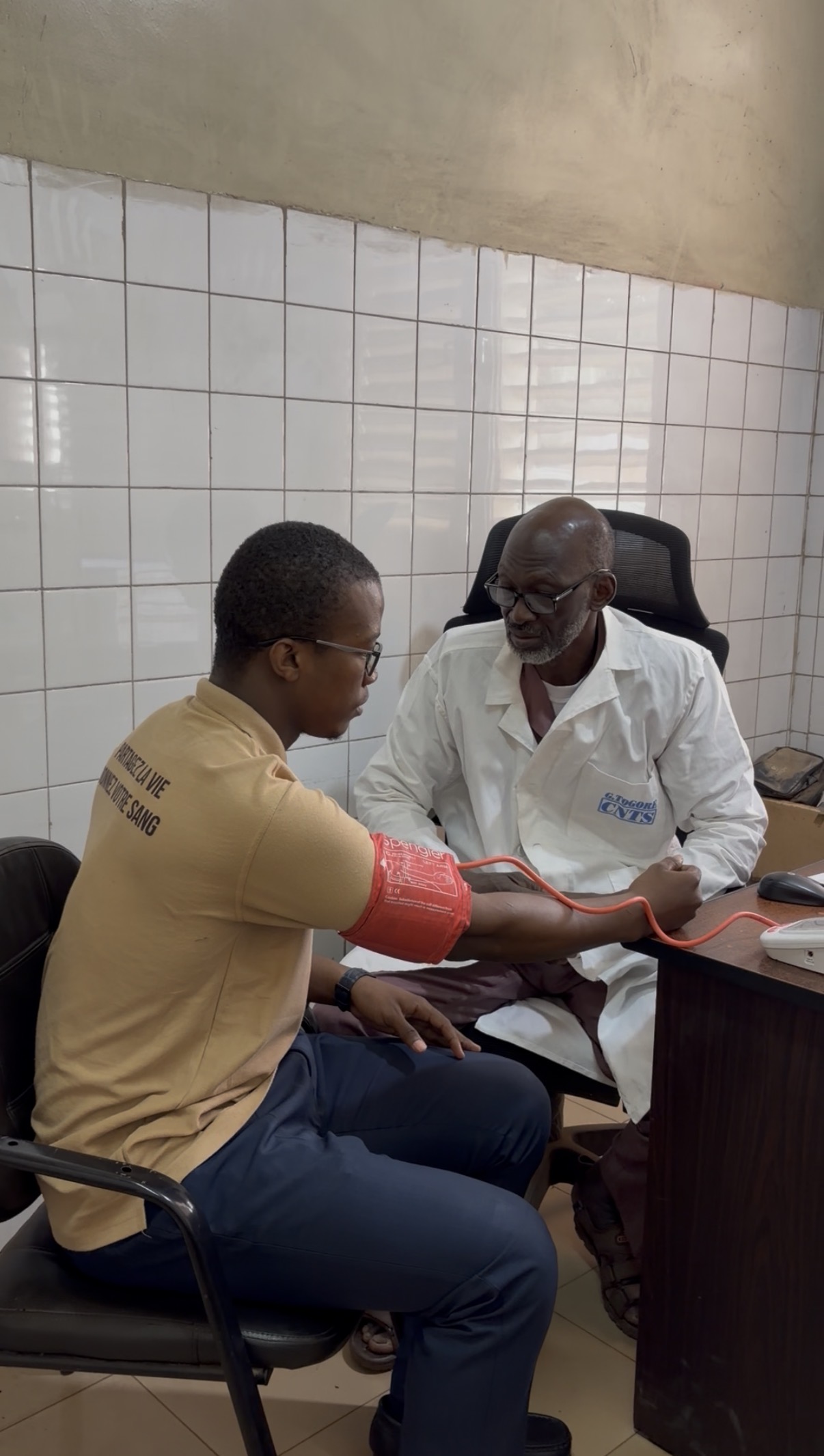 Consultation médicale avant un don de sang au CNTS
